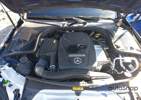 2017 Mercedes-Benz C 300 z USA, uszkodzony, nr VIN 55SWF4JB6HU192469